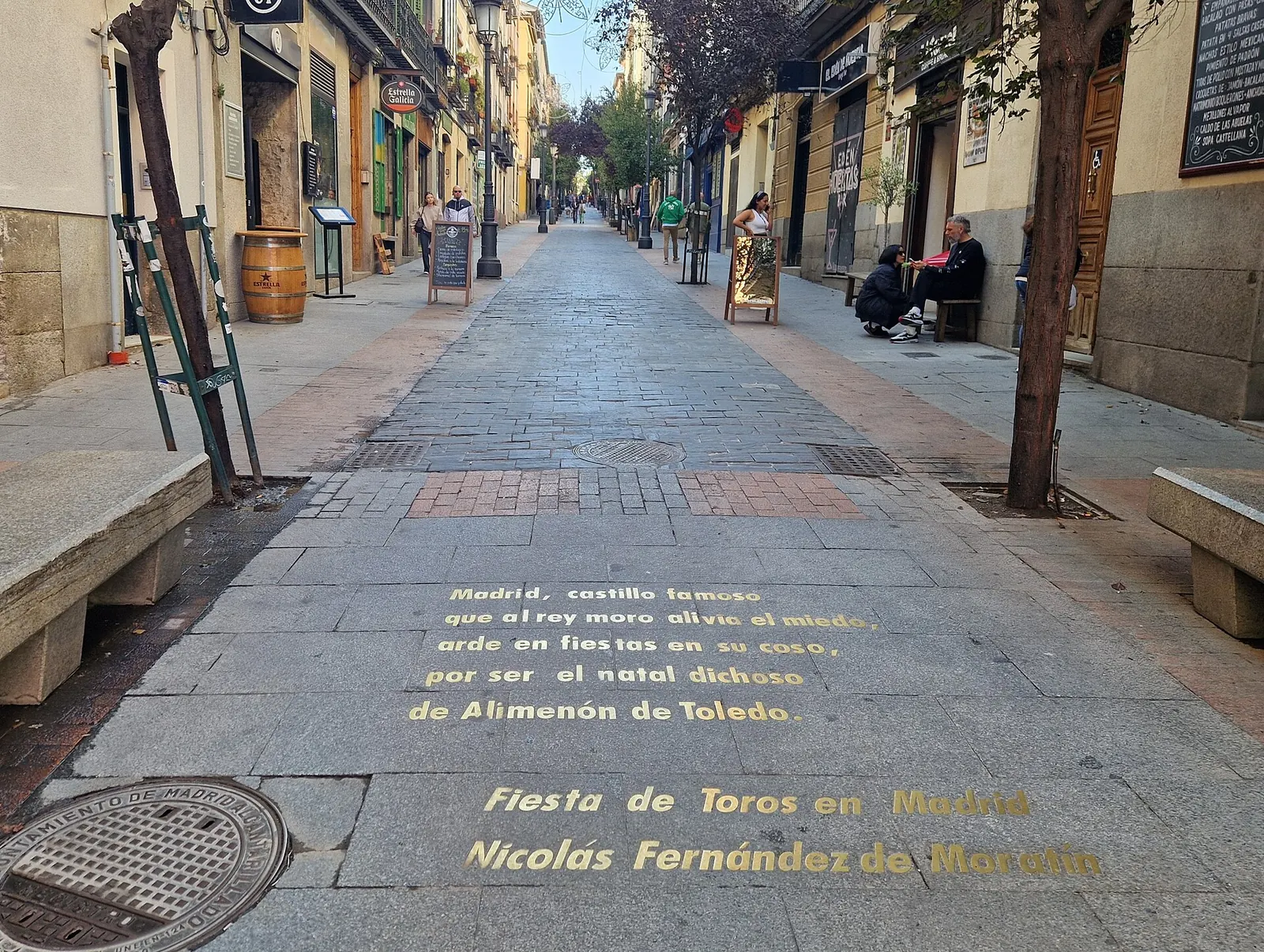 馬德里的卡斯街（Calle de las Huertas），鋪石路面嵌有詩句的金色字體