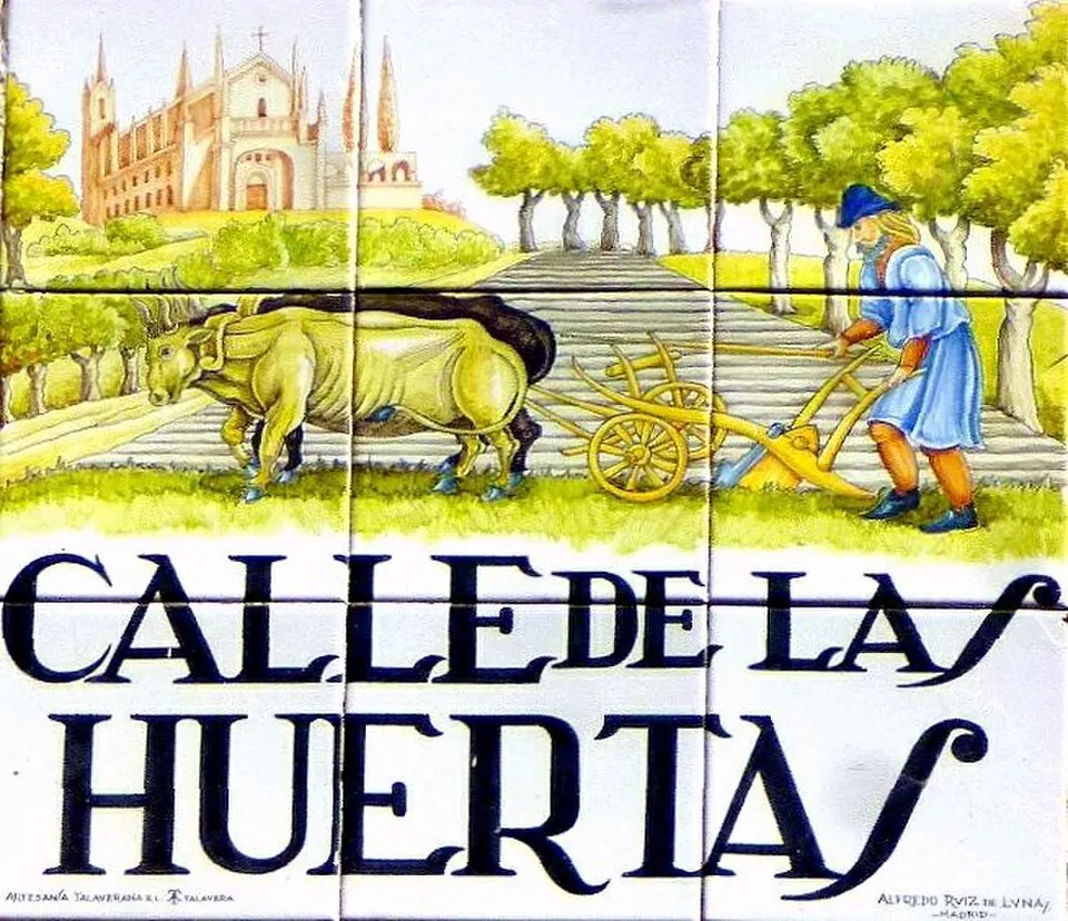 一塊寫著Calle de las Huertas的陶瓷街名磁磚，上面繪有農夫牽著兩頭牛與一座教堂的圖景